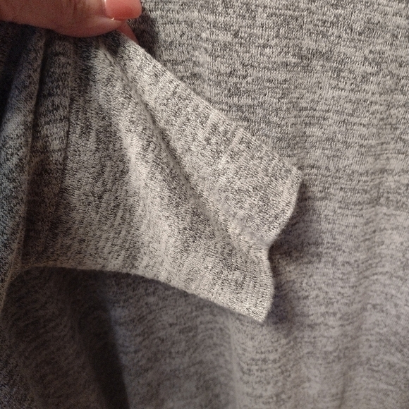 Market & Spruce top vneck size medium - Picture 3 of 6